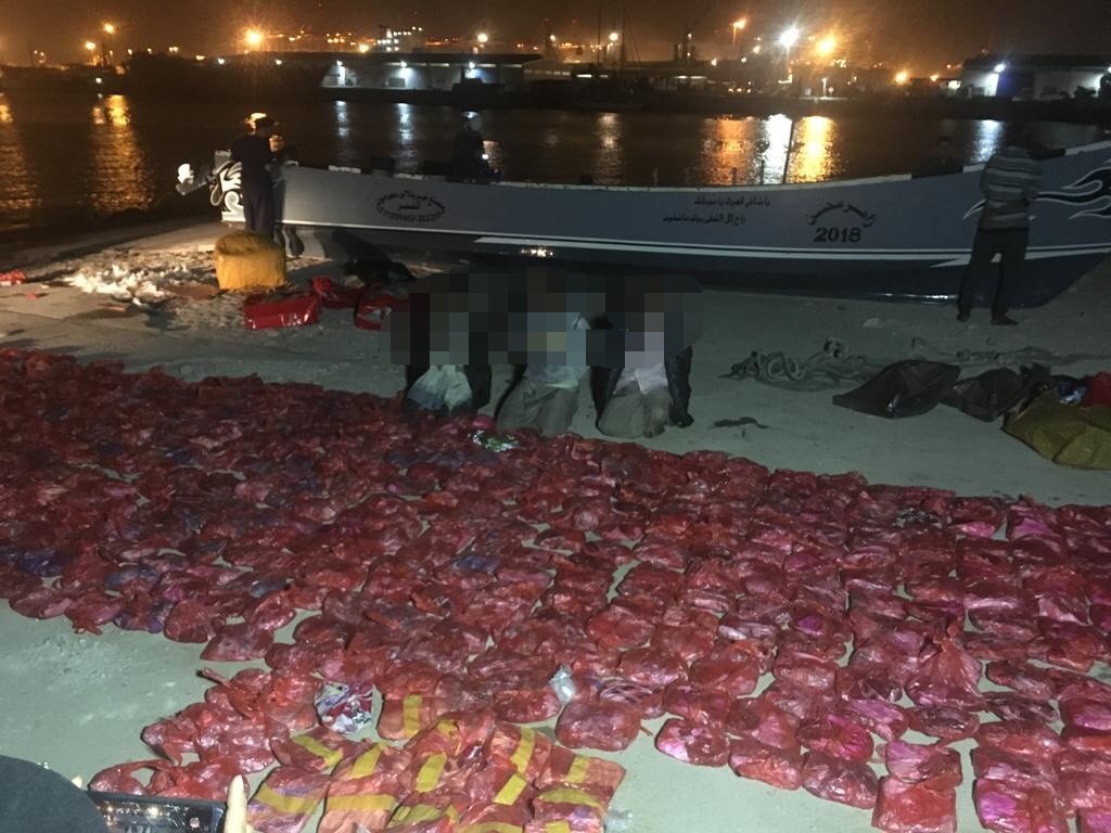 إحباط تهريب نحو 4500 رزمة قات في بحر عمان