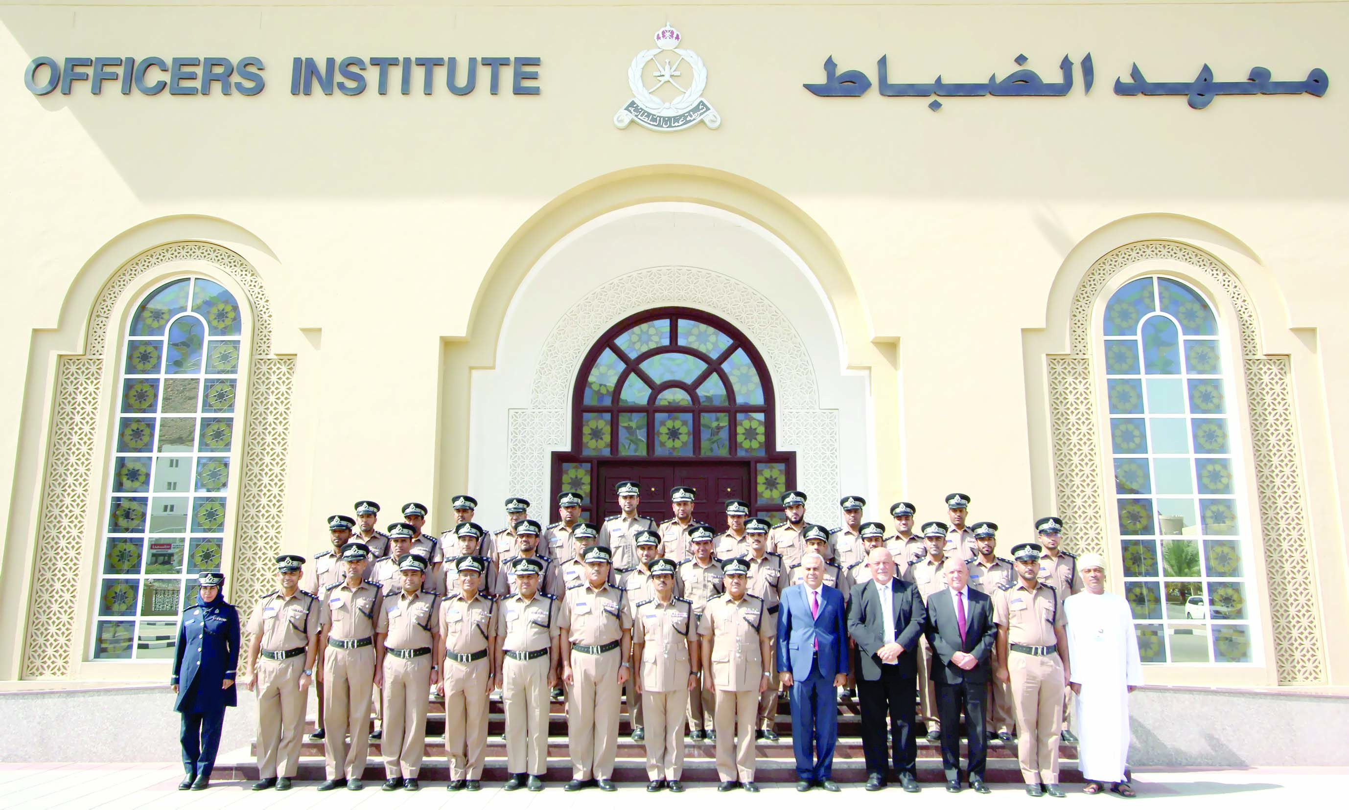 "معهد الضباط" يختتم دورتين تدريبيتين