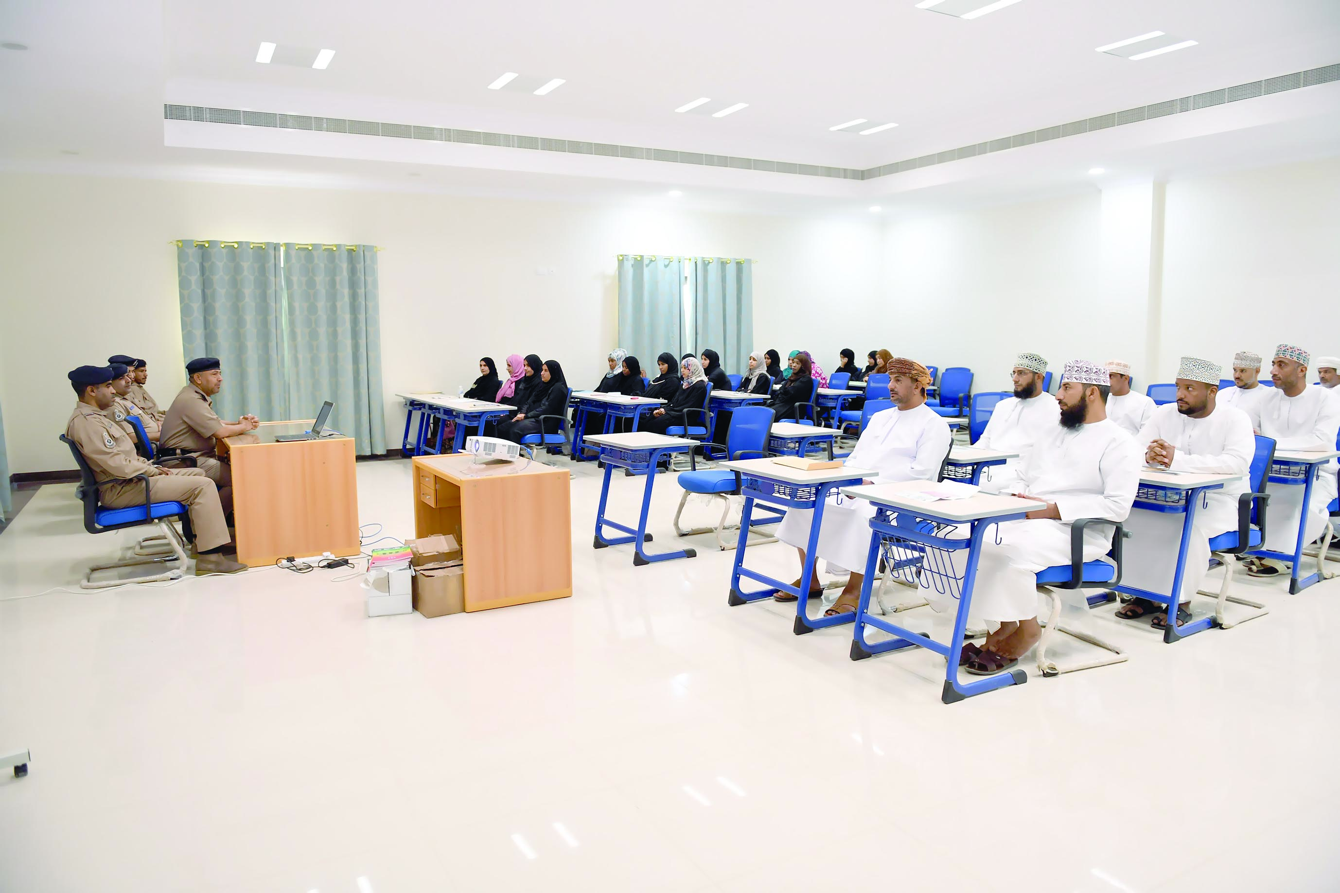 شرطة الداخلية تفتتحدورة لتعليم السياقة