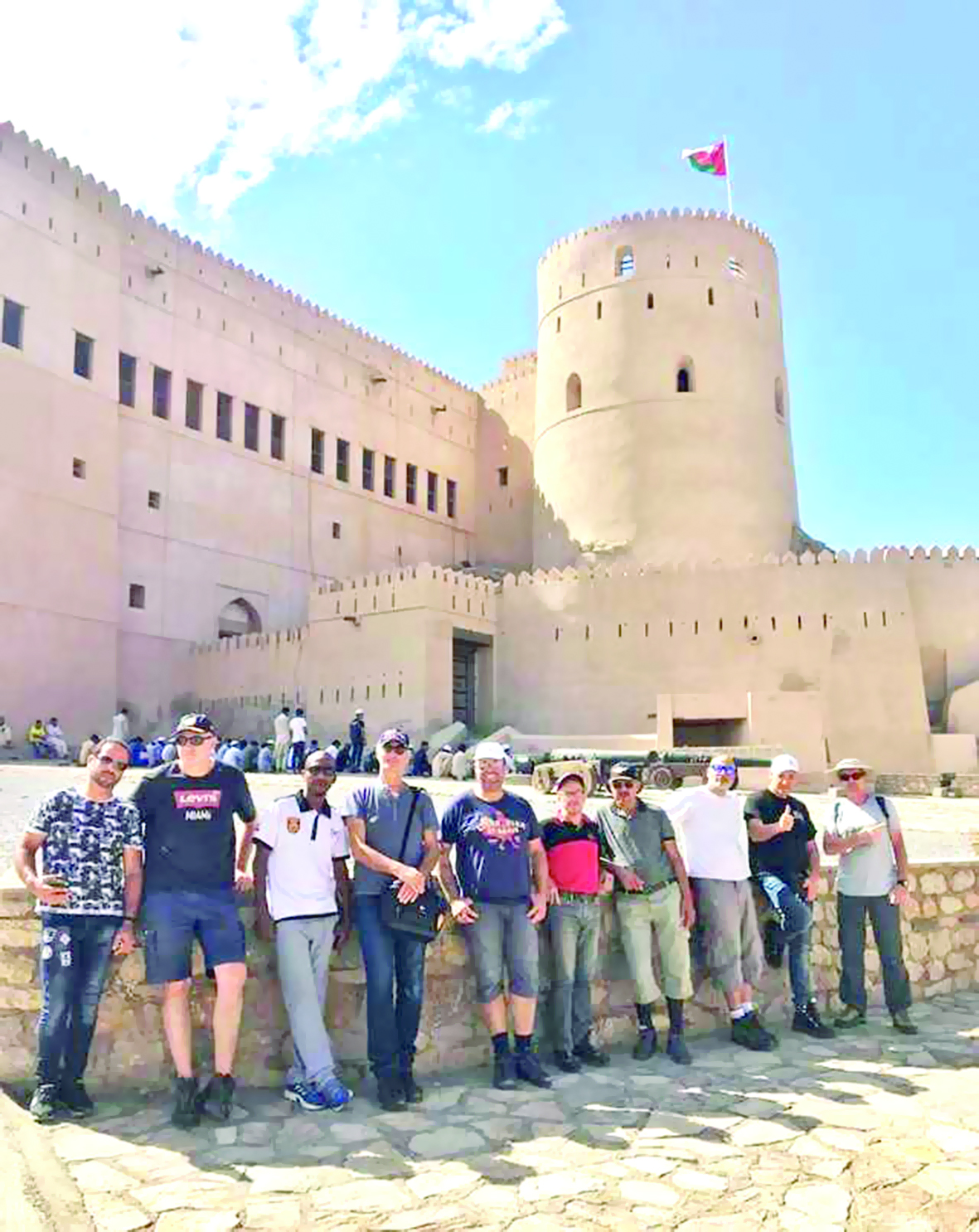 فريق من مدرسة فرنسية يزور معالم الرستاق