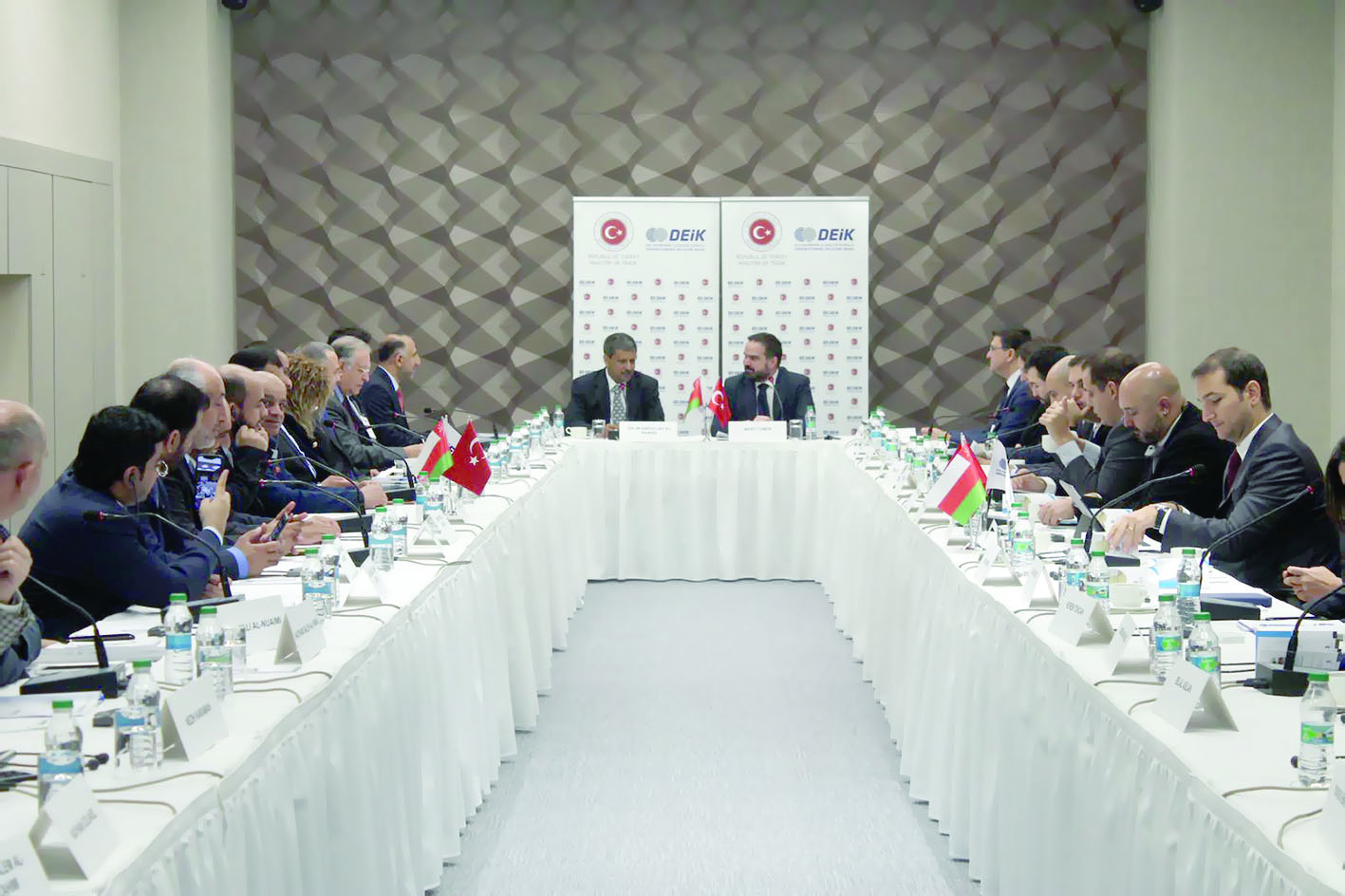 بحث إمكانية فتح فرع لبنك تركي بالسلطنة