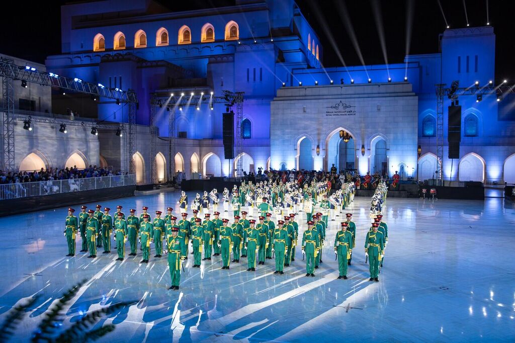 شاهد بالصور: "من عمان والعالم" أنغام عسكرية احتفالاً بالعيد الوطني