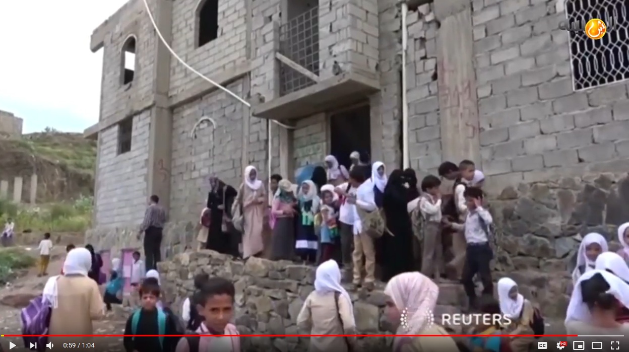 بالفيديو.. معلم يمني يحول منزله إلى مدرسة لنحو 700 تلميذ