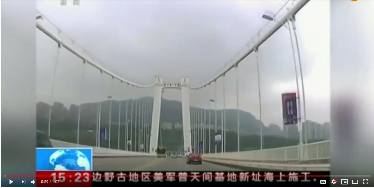 بالفيديو.. مشاجرة تتسبب في سقوط حافلة من أعلى جسر بالصين