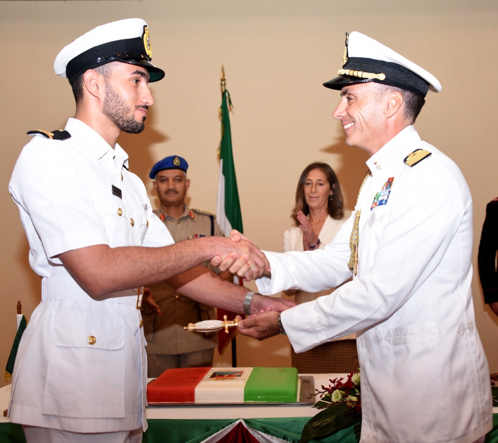 علوم اليوم - الملحقية العسكرية الإيطالية تكرم ضابطاً بالبحرية السلطانية العُمانية