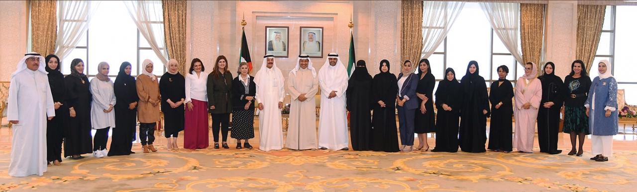 رئيس مجلس الوزراء الكويتي يستقبل وفد لجنة شؤون الصحفيات بجمعية الصحفيين العمانية