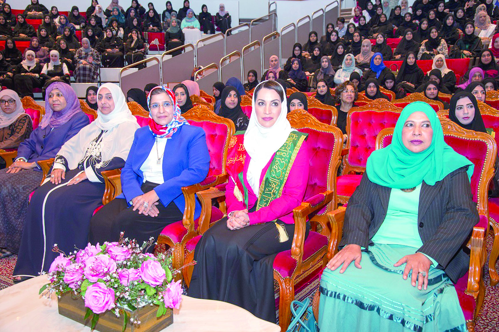 1319 موظفة بجامعة السلطان قابوس يحتفلن بيوم المرأة العمانية