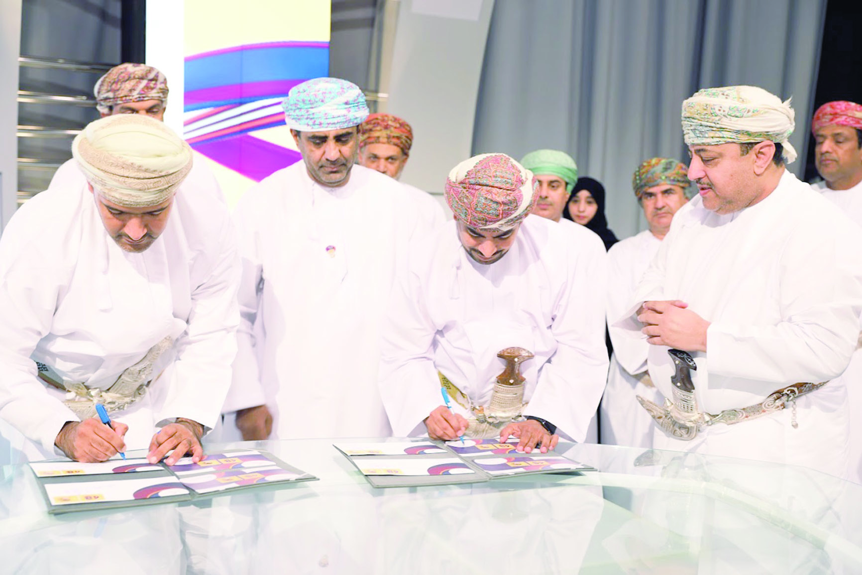 بمناسبة العيد الوطني الـ 48 المجيد
بريد عُمان يصدر طابعاً بريدياً تذكارياً