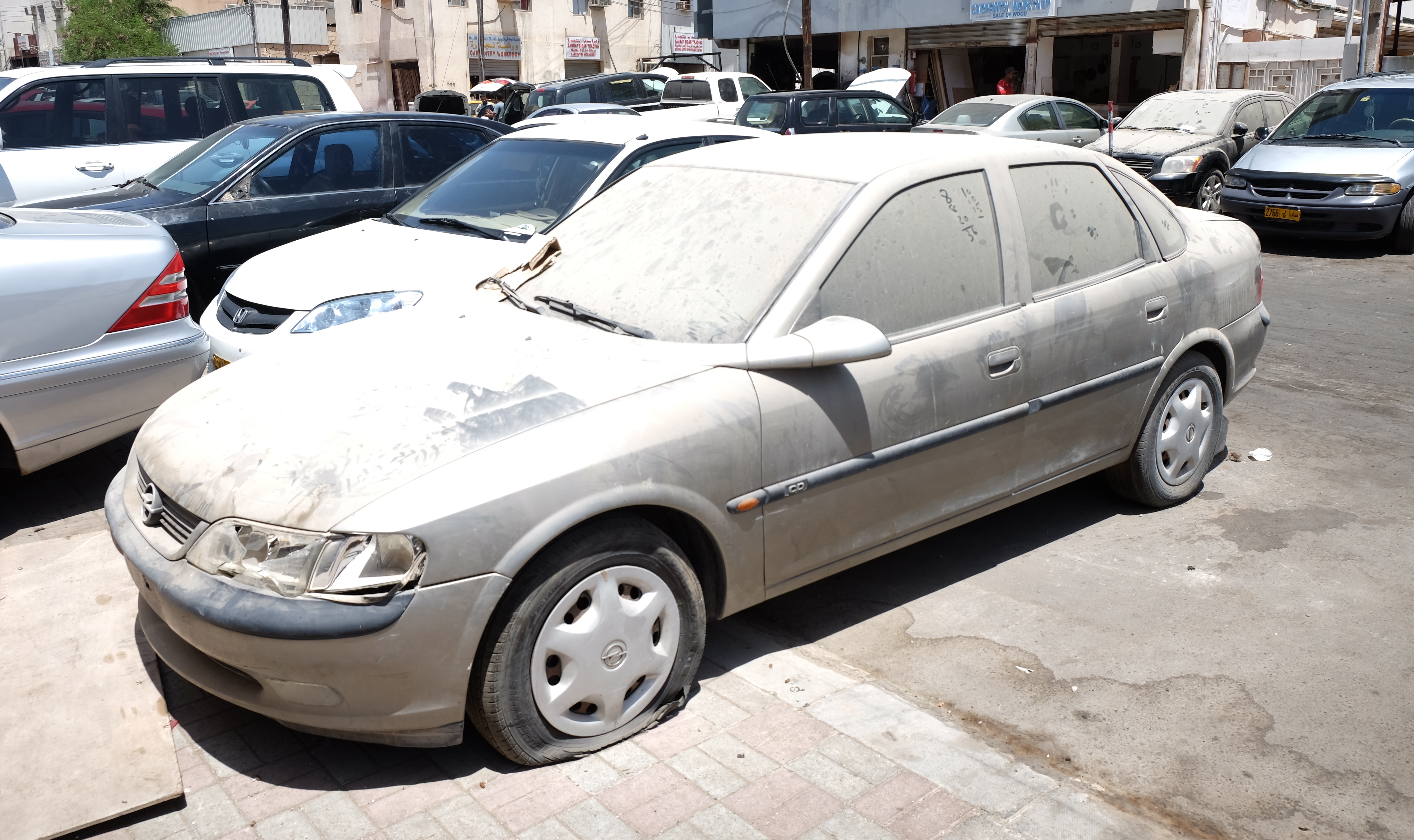 القانون تناول السيارات المهملة.. وغرامة بعض المخالفين تصل لـ1000 ريال عماني
