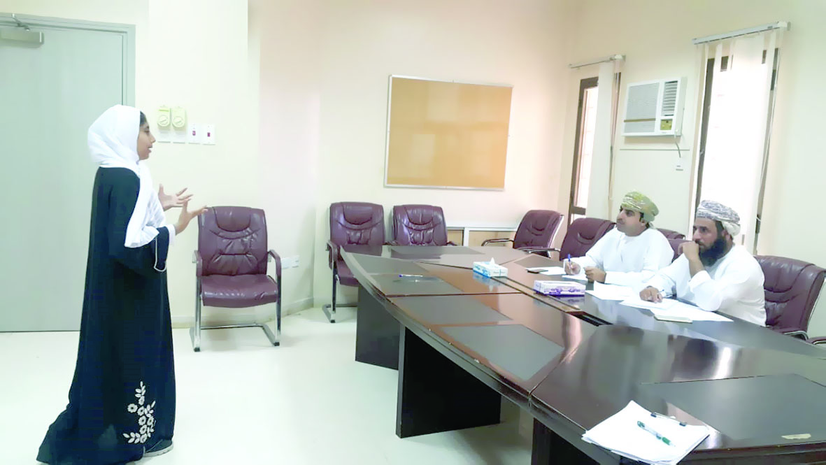 تقييم المشاركين في

مسابقة الخطابة بنادي الرستاق