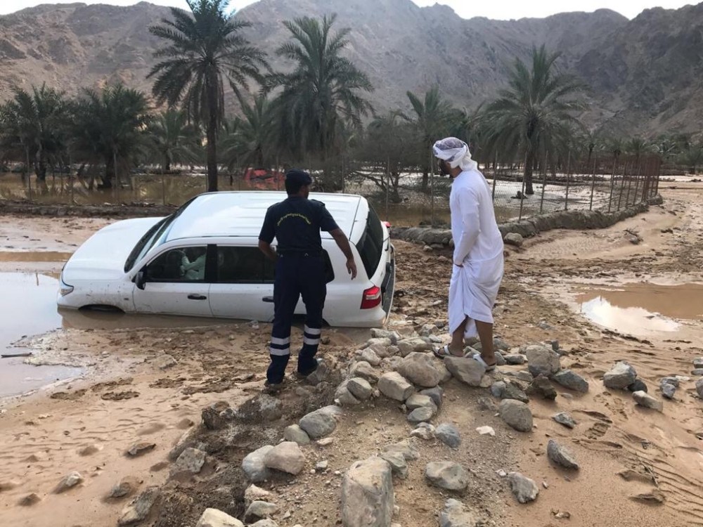 دبا.. إنقاذ 8 أشخاص احتجزتهم مياه الأمطار