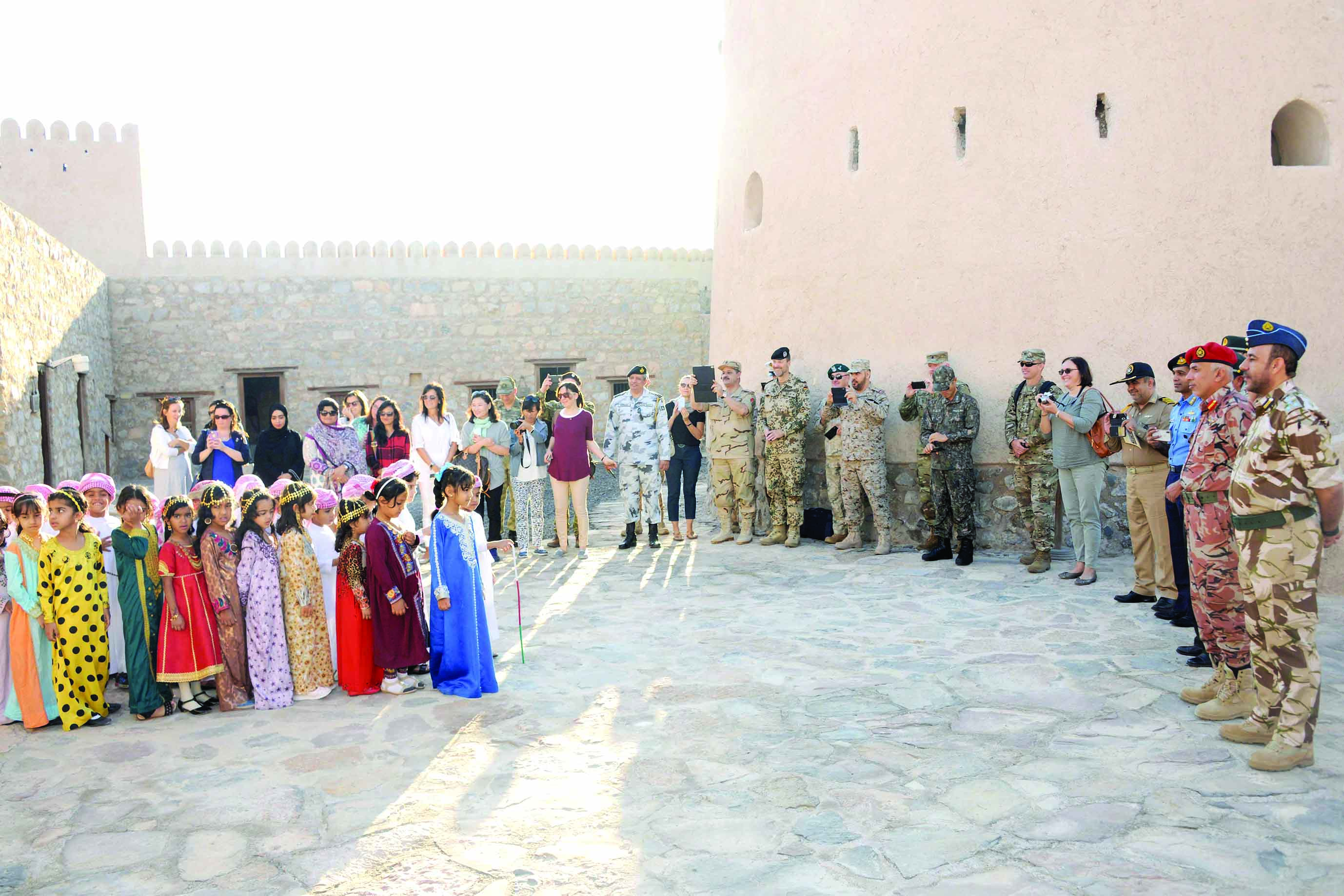 عدد من الملحقين العسكريين يزورون محافظة مسندم