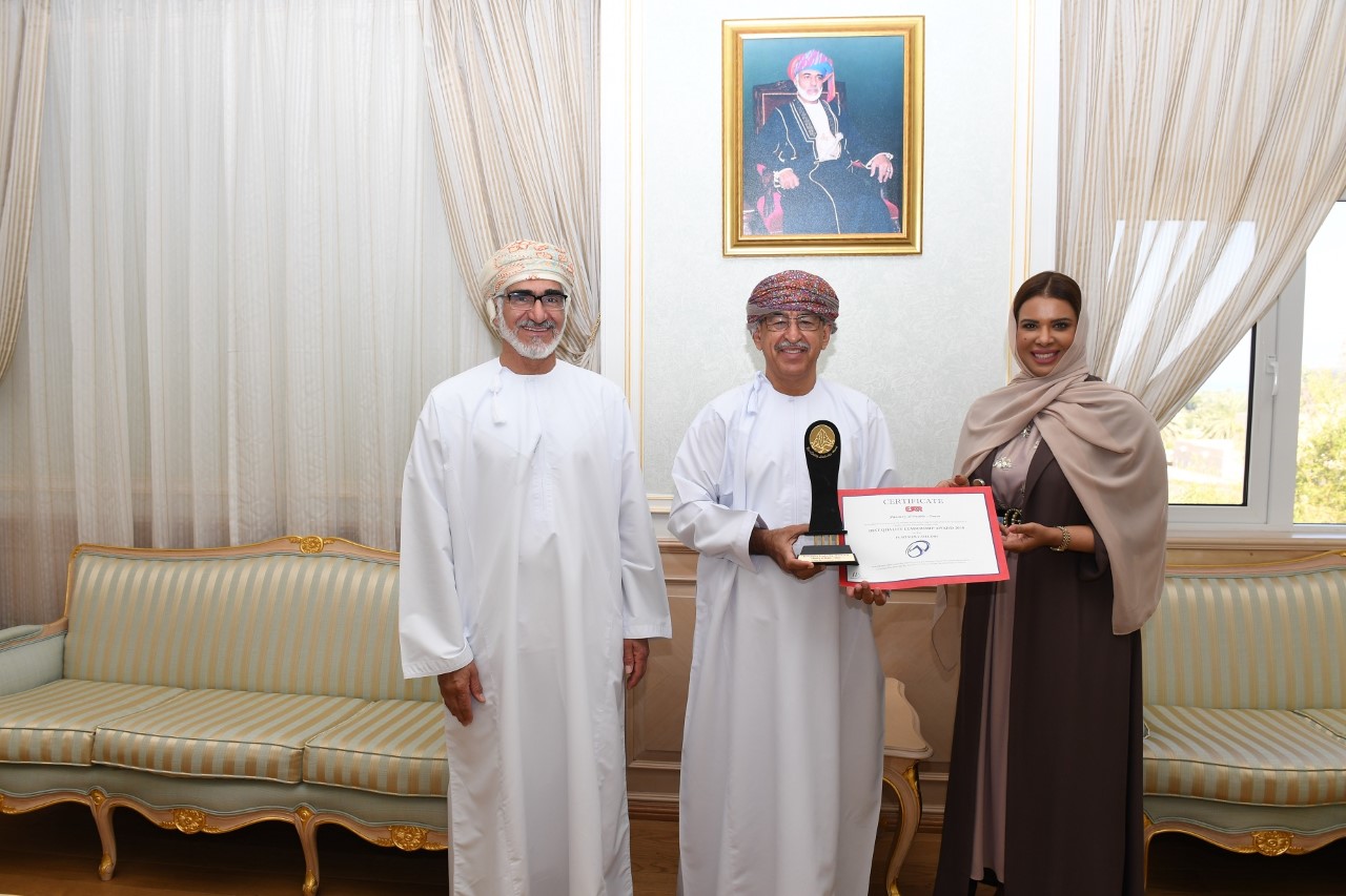 وزير الصحة يتسلم جائزة أفضل قيادة في الجودة