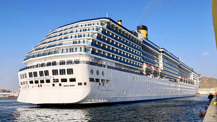 Cruise ship with more than 2,000 tourists in Oman