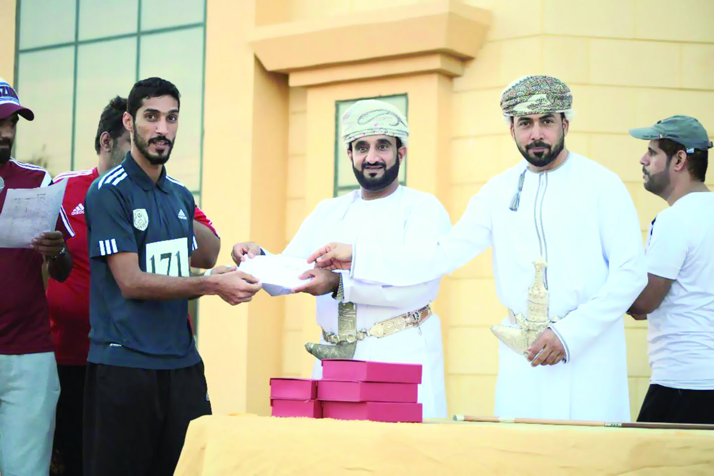 280 مشاركاً في ماراثون للجري في شناص