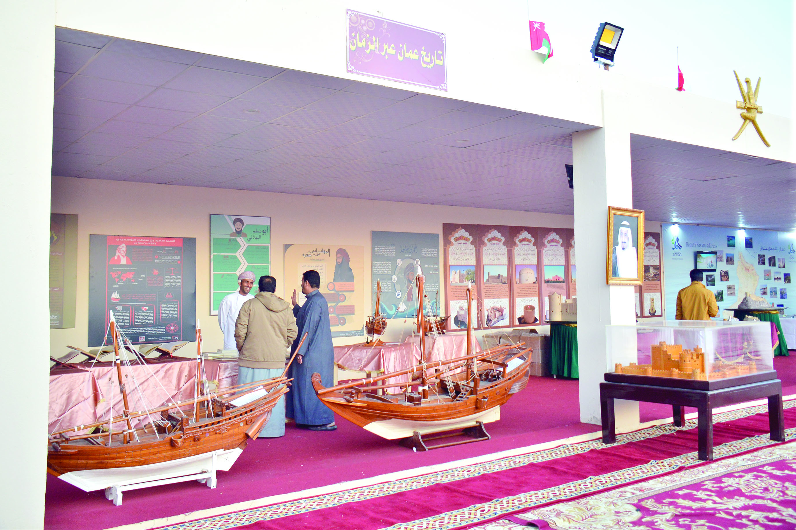 السعوديون يتعرفون على التراث العماني.. في معرض تضمن فنونا شعبية كالعازي والرزحة