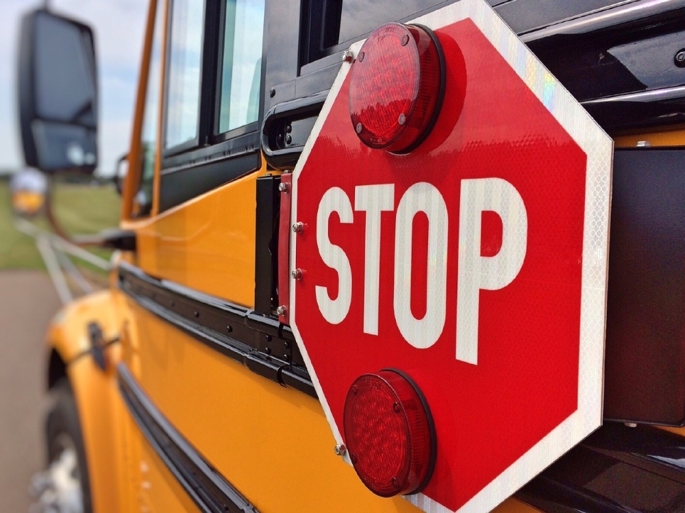 نظام إلكتروني جديد يضمن سلامة الطلاب داخل الحافلات المدرسية وهذه تفاصيله