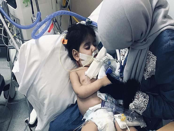 مأساة أسرة يمنية بأمريكا تنتهي بوفاة طفلها الوحيد.. تشبث بالحياة حتى ودعته أمه
