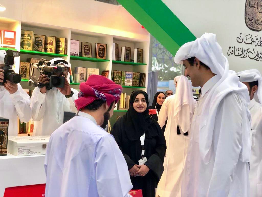 بالصور..أمير قطر يزور جناح السلطنة في معرض قطر الدولي للكتاب