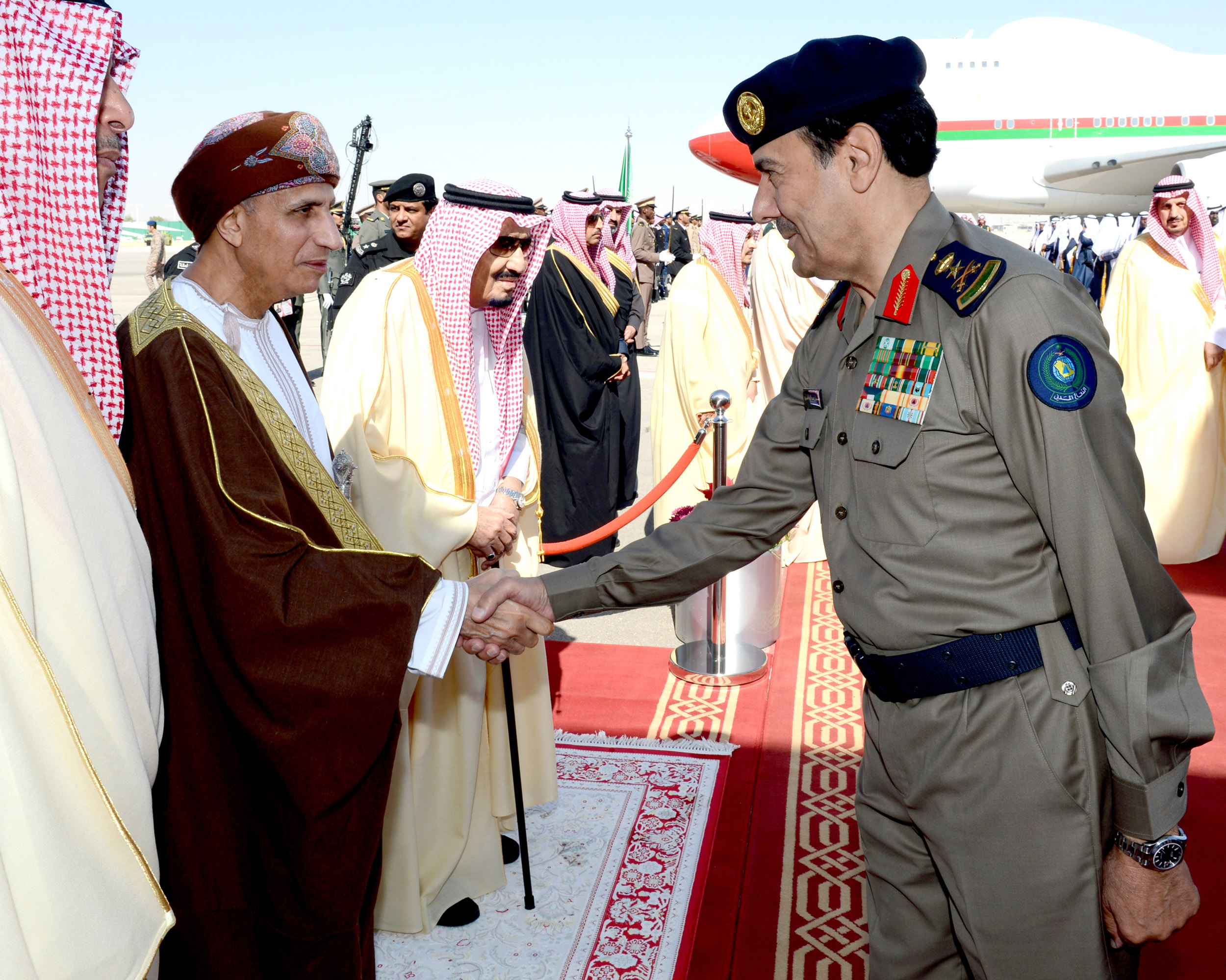 بالصور.. السيد فهد يصل الرياض والملك سلمان في مقدمة مستقبليه