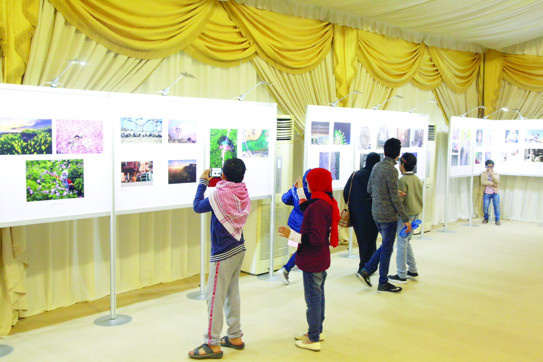 تنوع وجمال في معرض «صور من عمان»