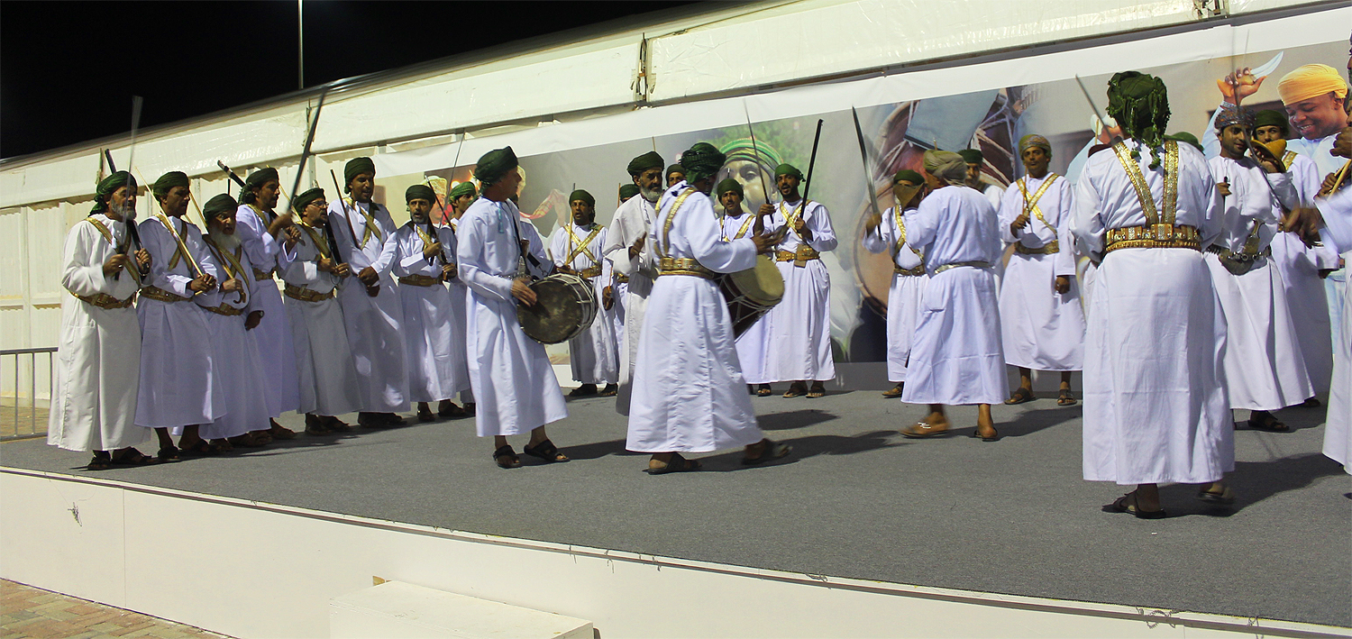 فرقة الراسيات تقدمفنونها الشعبية لزوار النسيم