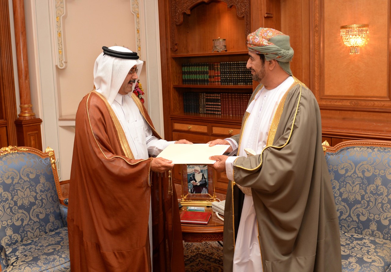 جلالة السلطان يتلقى رسالة خطّيّة من أمير قطر