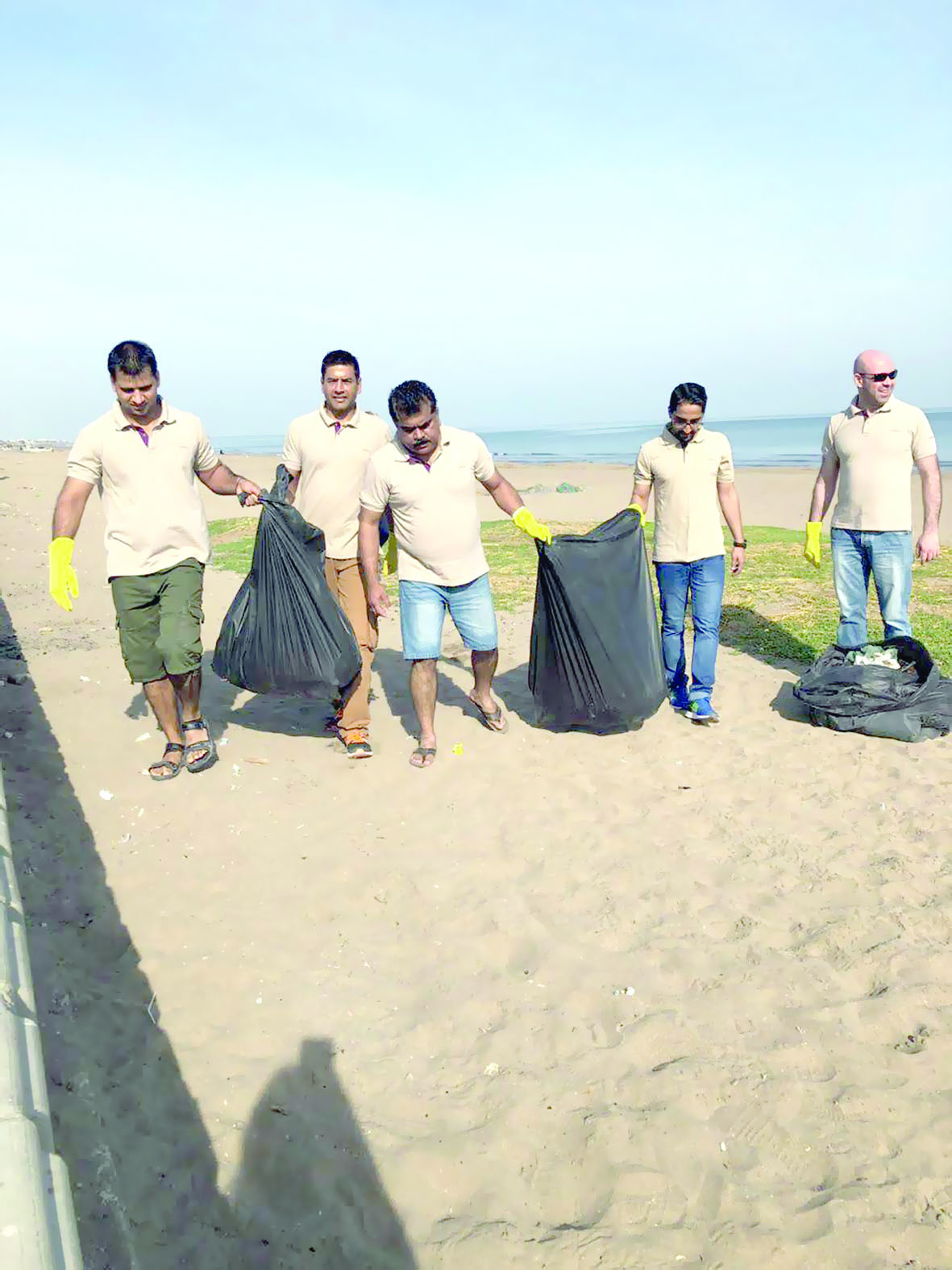 مبادرة بيئية لمسك الموج على شاطئ السيب