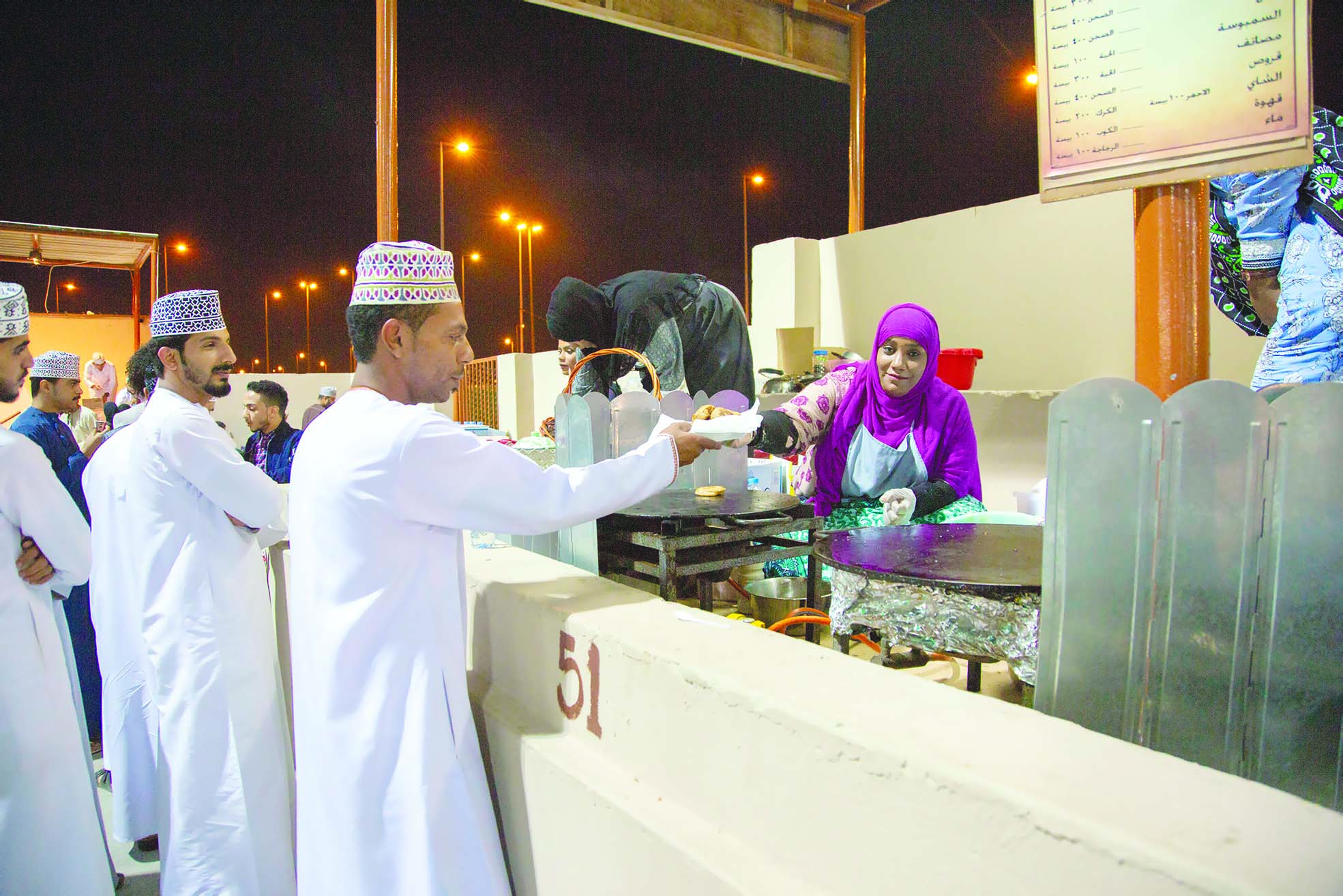 الفطائر العمانية «المصانف» تـلـقـى إقـبــال الـزوار