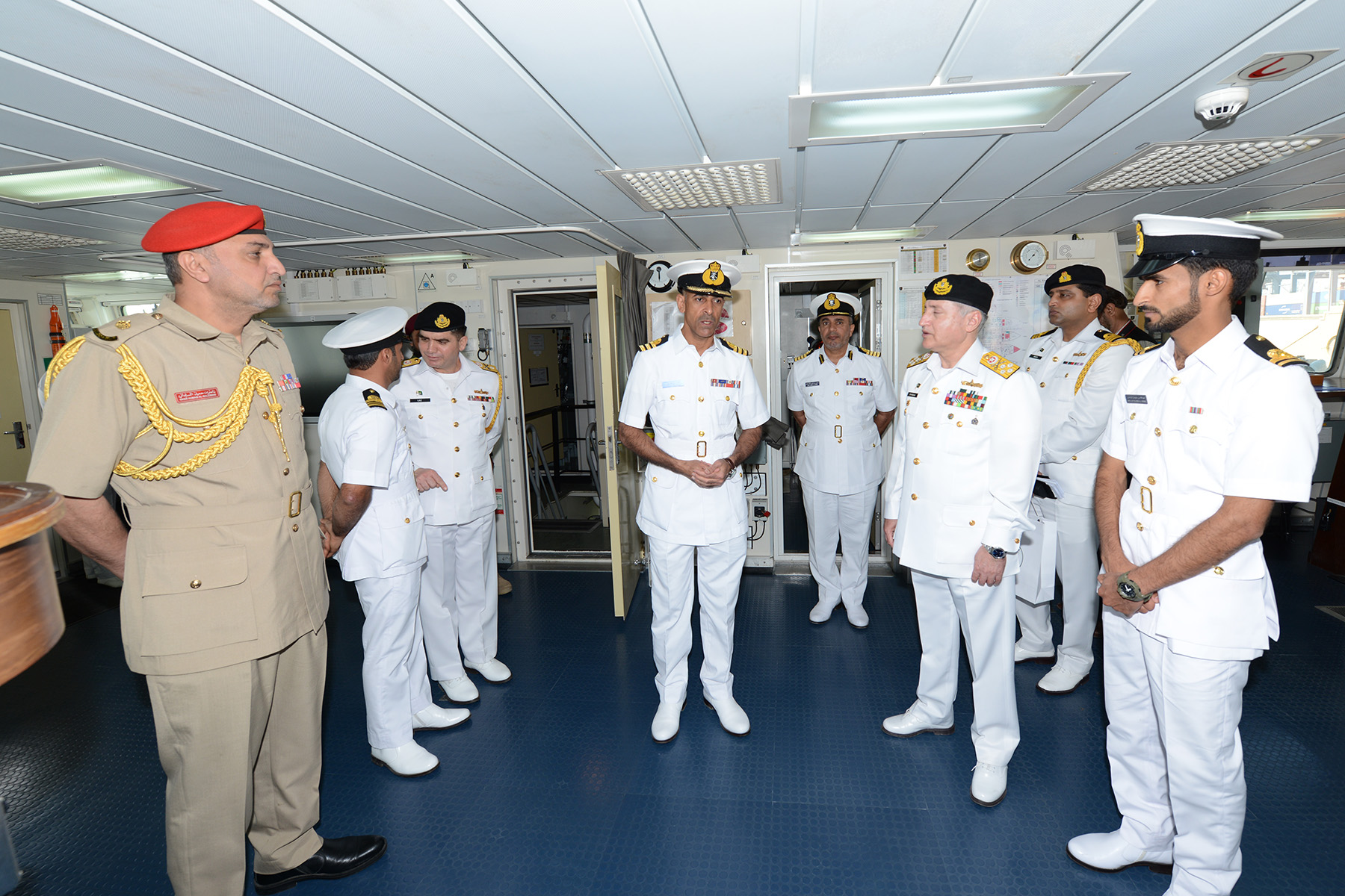رئيس هيئة أركان البحرية الباكستانية يزور سفينة البحرية السلطانية  العمانية (الرحماني)