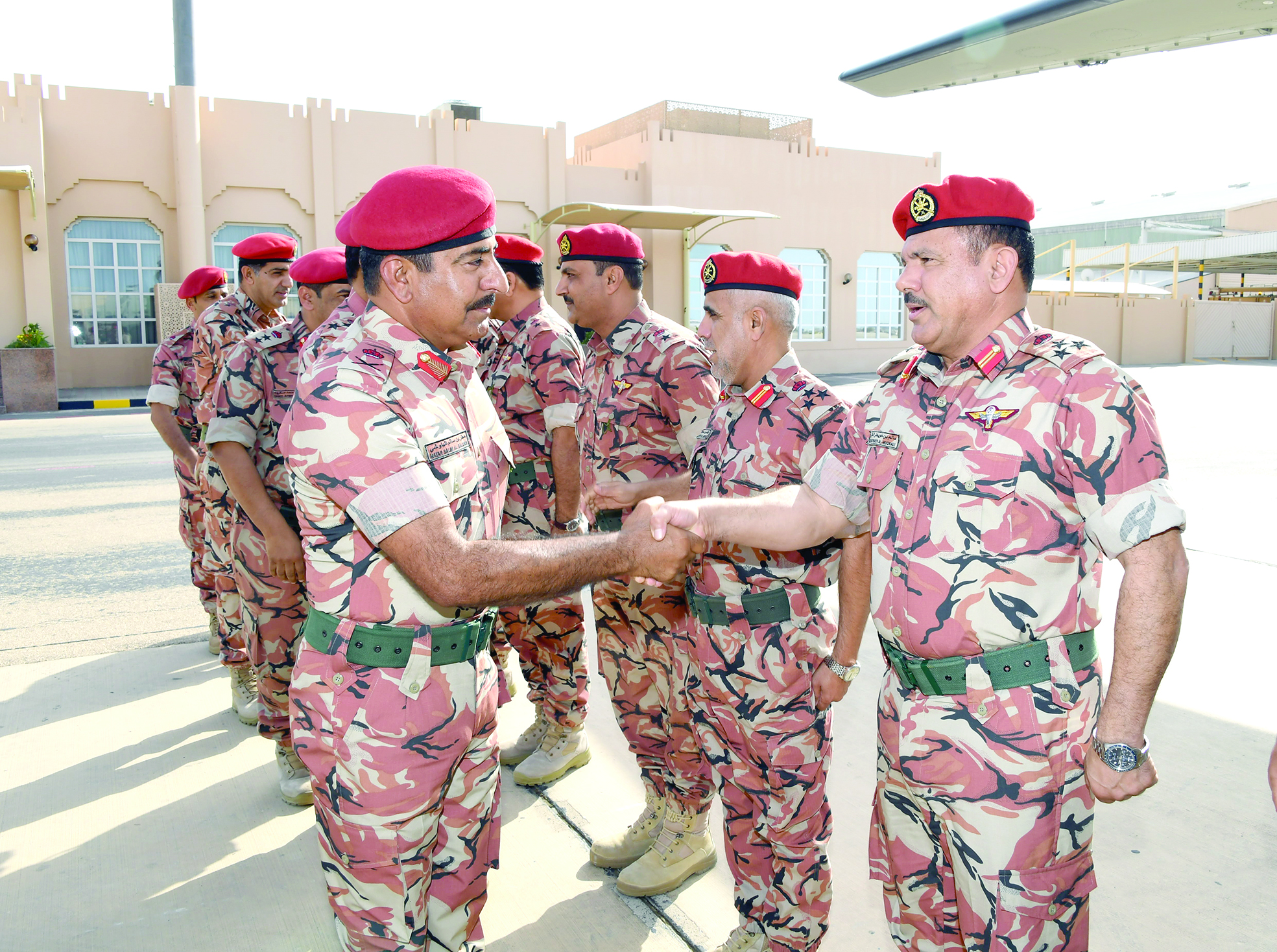 قائد الجيش السلطاني  العماني يتوجه إلى الإمارات
