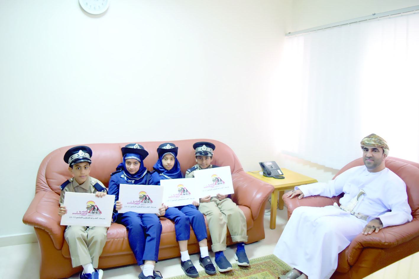 نائب والي صحار يلتقى شرطة مدرسة الكرامة الصغار