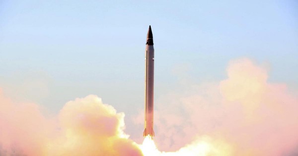 تجربة إيرانية ناجحة على صاروخ عابر مداه 1350 كلم