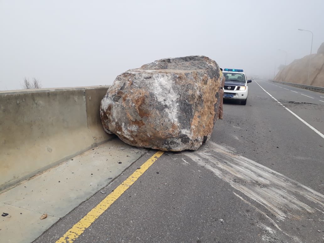 Royal Oman Police issues traffic warning after boulder falls on road