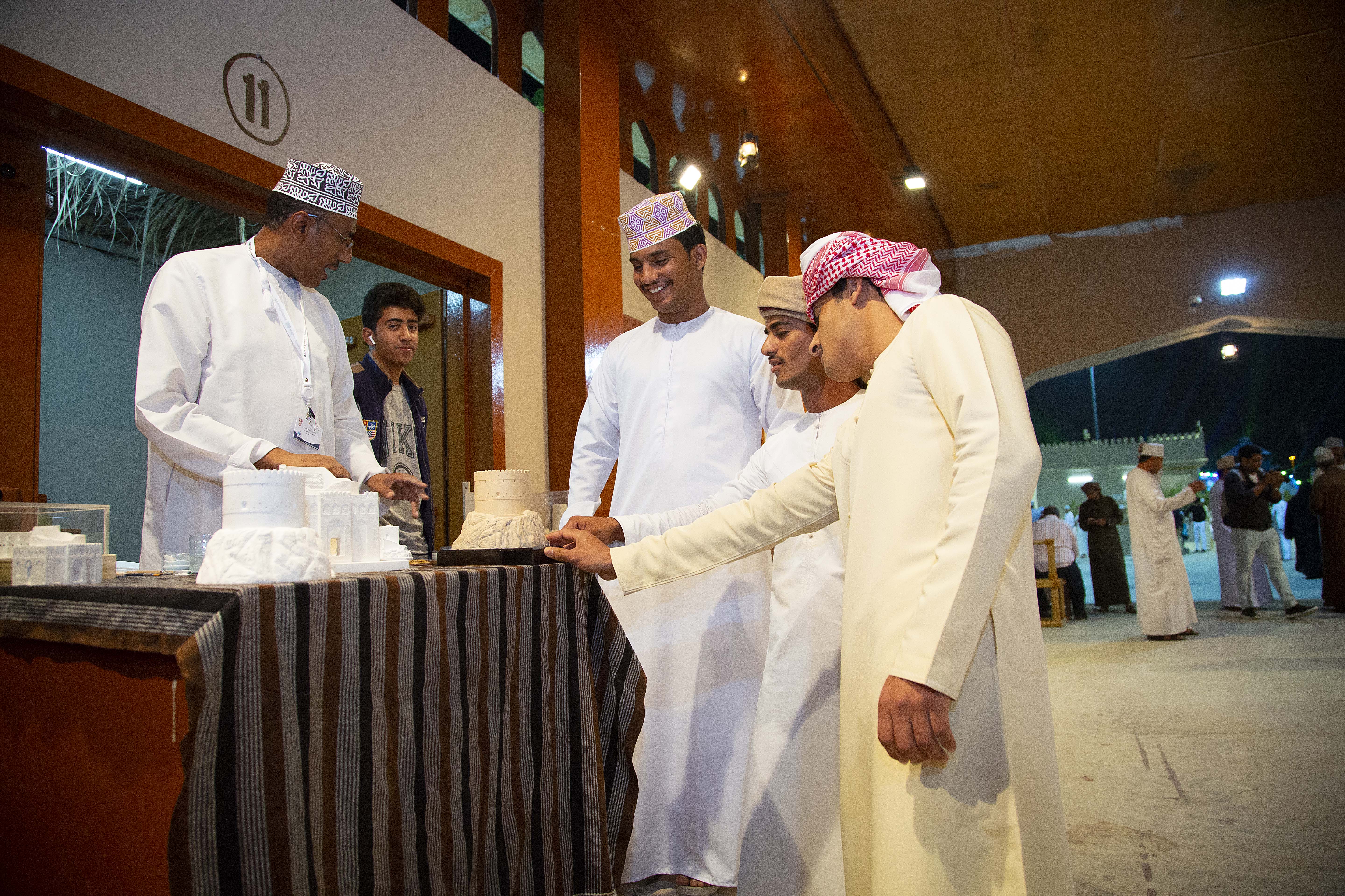 فن النحت بالجبس مرآة الحضارة العمانية