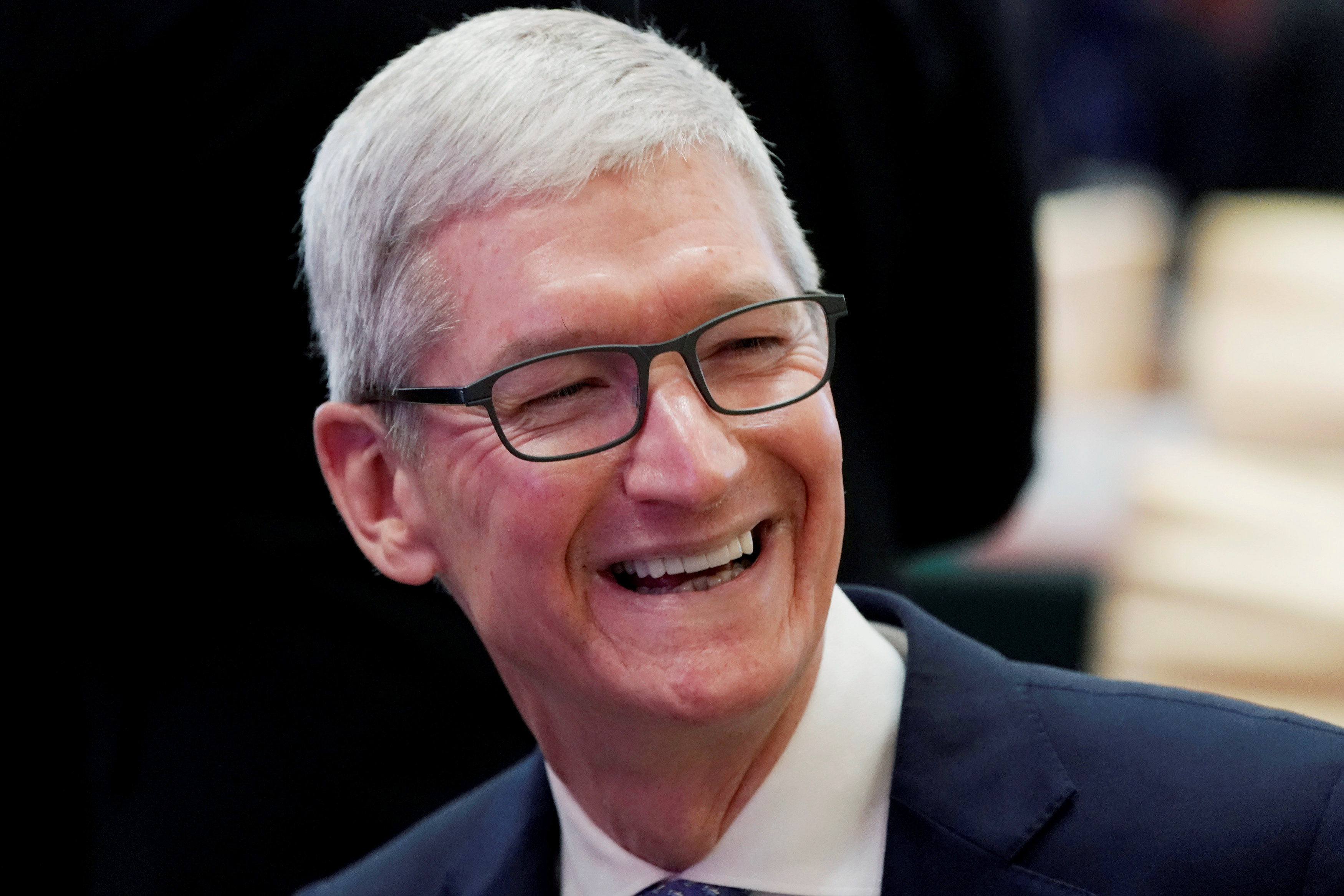 Apple replacing retail boss as pressure on for sales