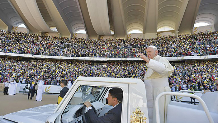 Oman residents delighted after attending Papal mass