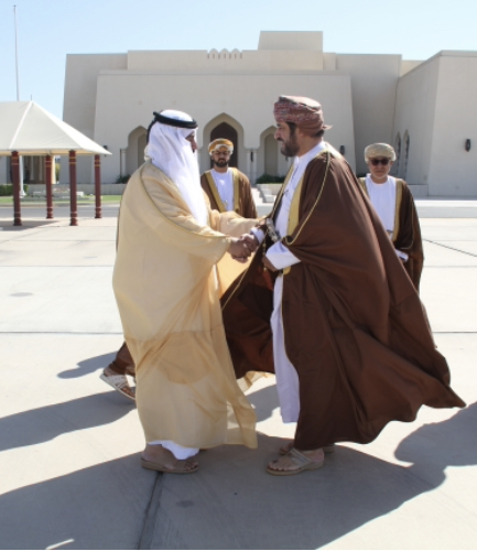 المرهون يغادر إلى الامارات لترؤس وفد السلطنة في القمة العالمية للحكومات والحوار العالمي للسعادة