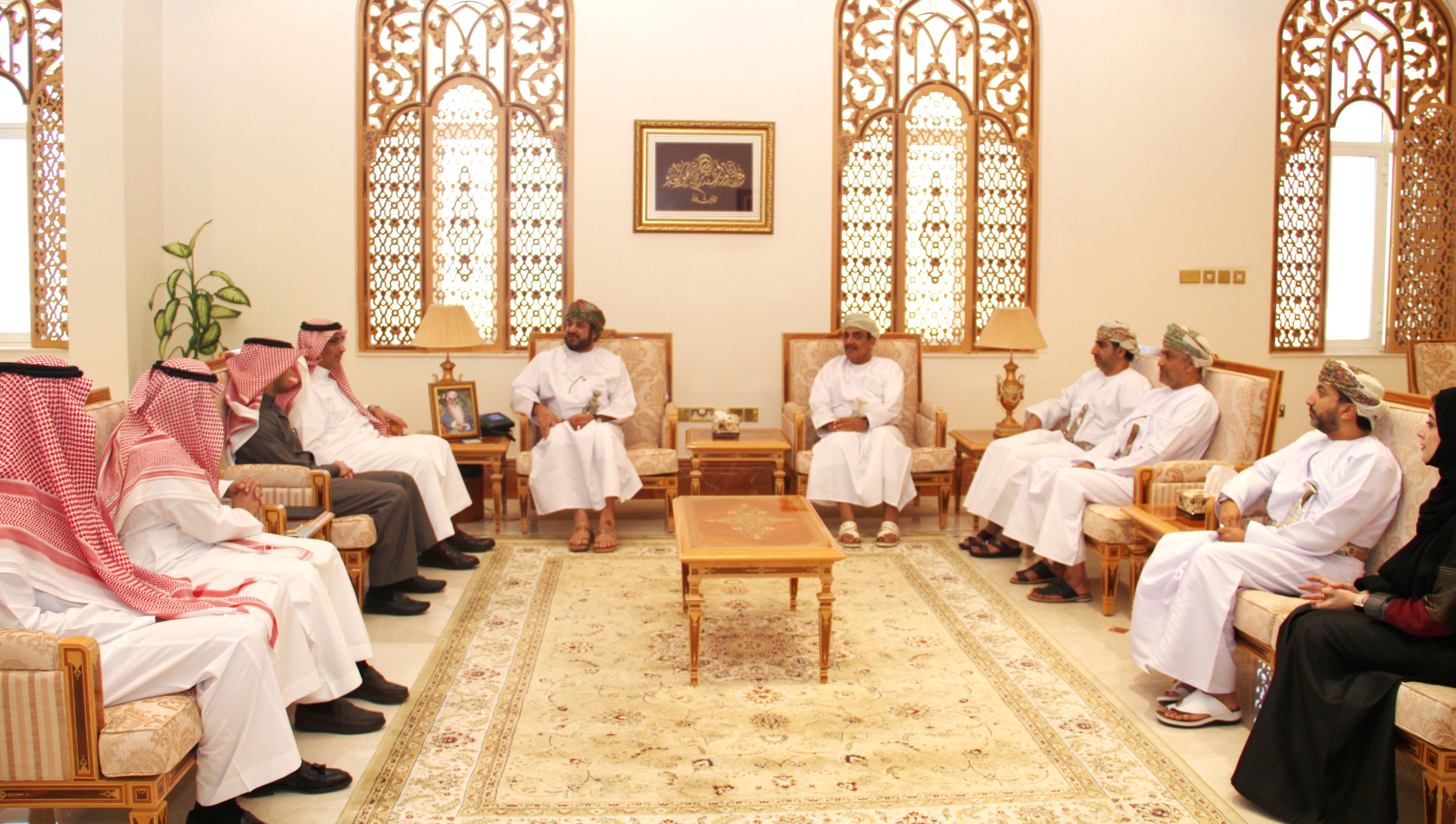 وزير الخدمة المدنية يستقبل مسؤولين سعوديين