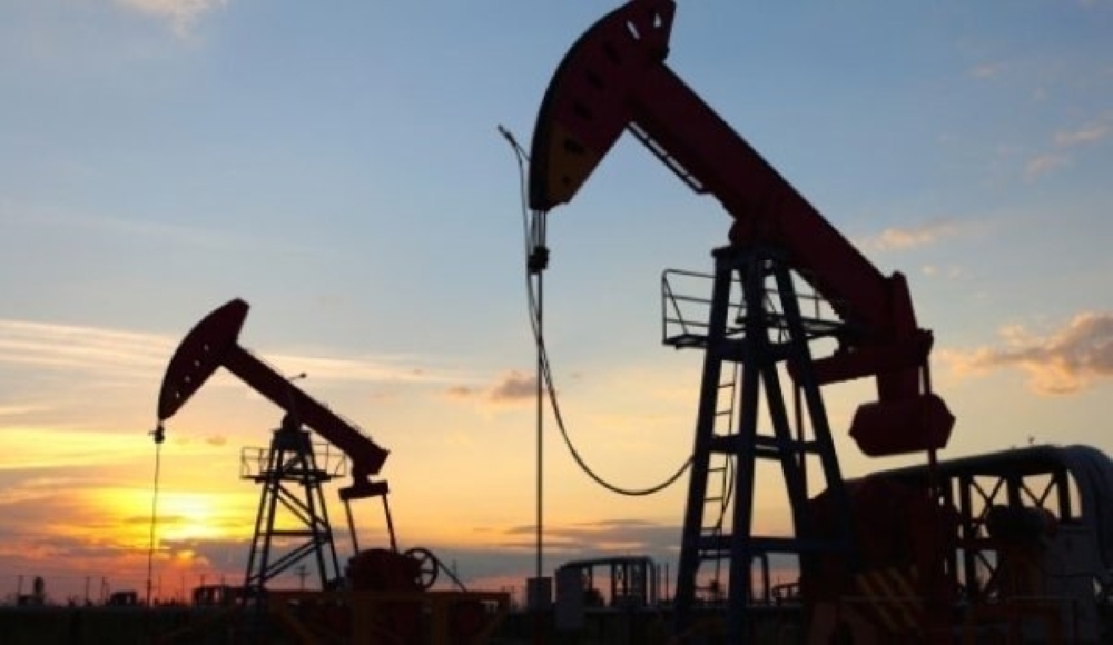 Oil slips on economic slowdown