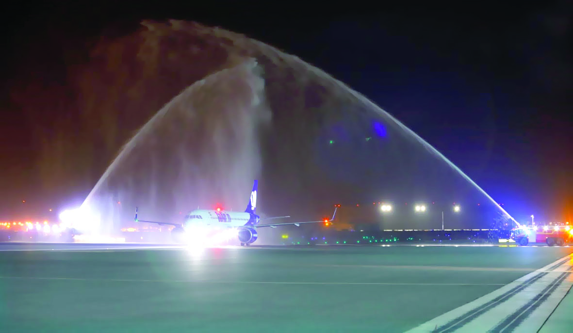 مطار مسقط الدولي يستقبل أولى رحلات «جو أير» الهندية
