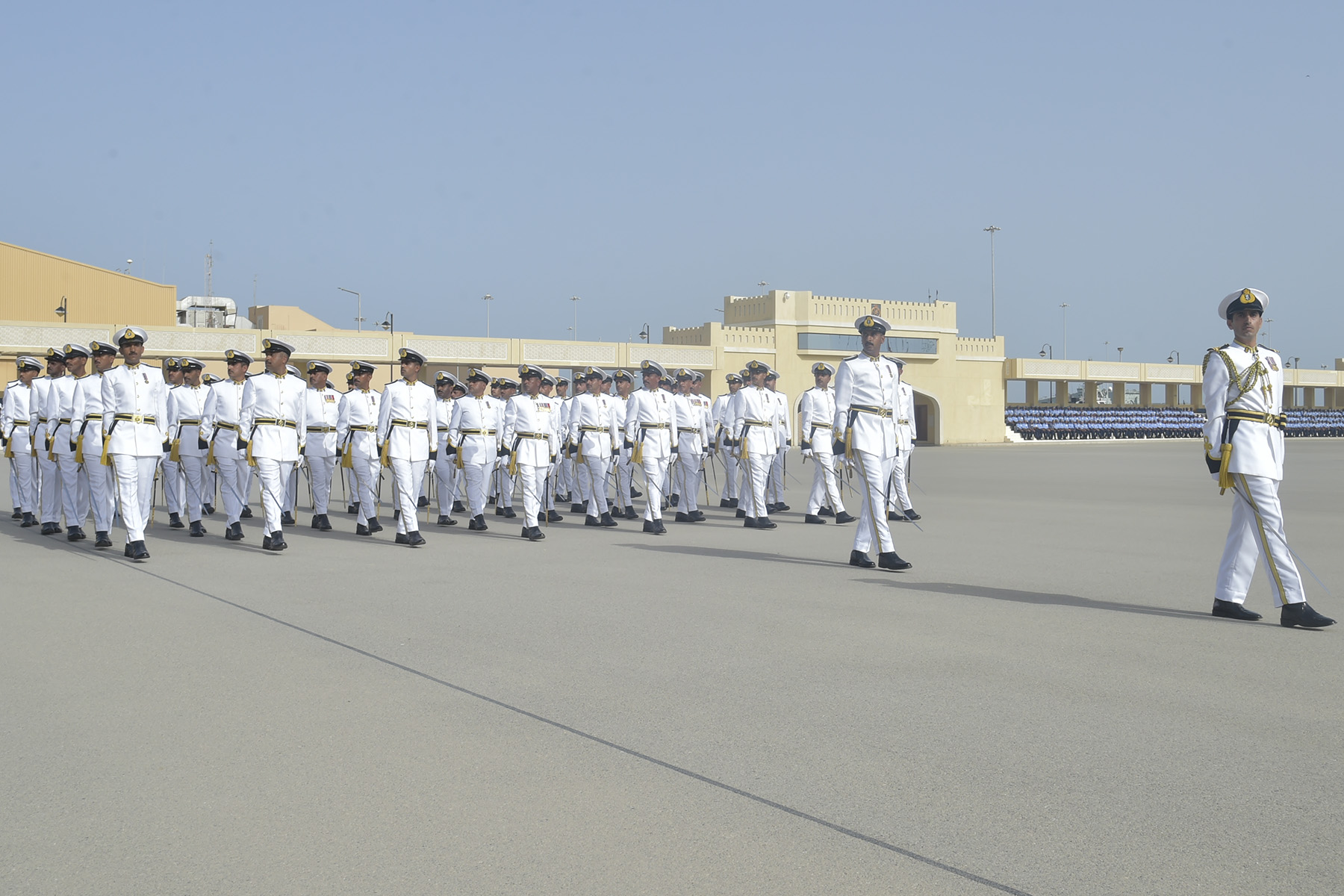 البحرية السلطانية العمانية تحتفل بتخريج الدورة التحويلية للضباط