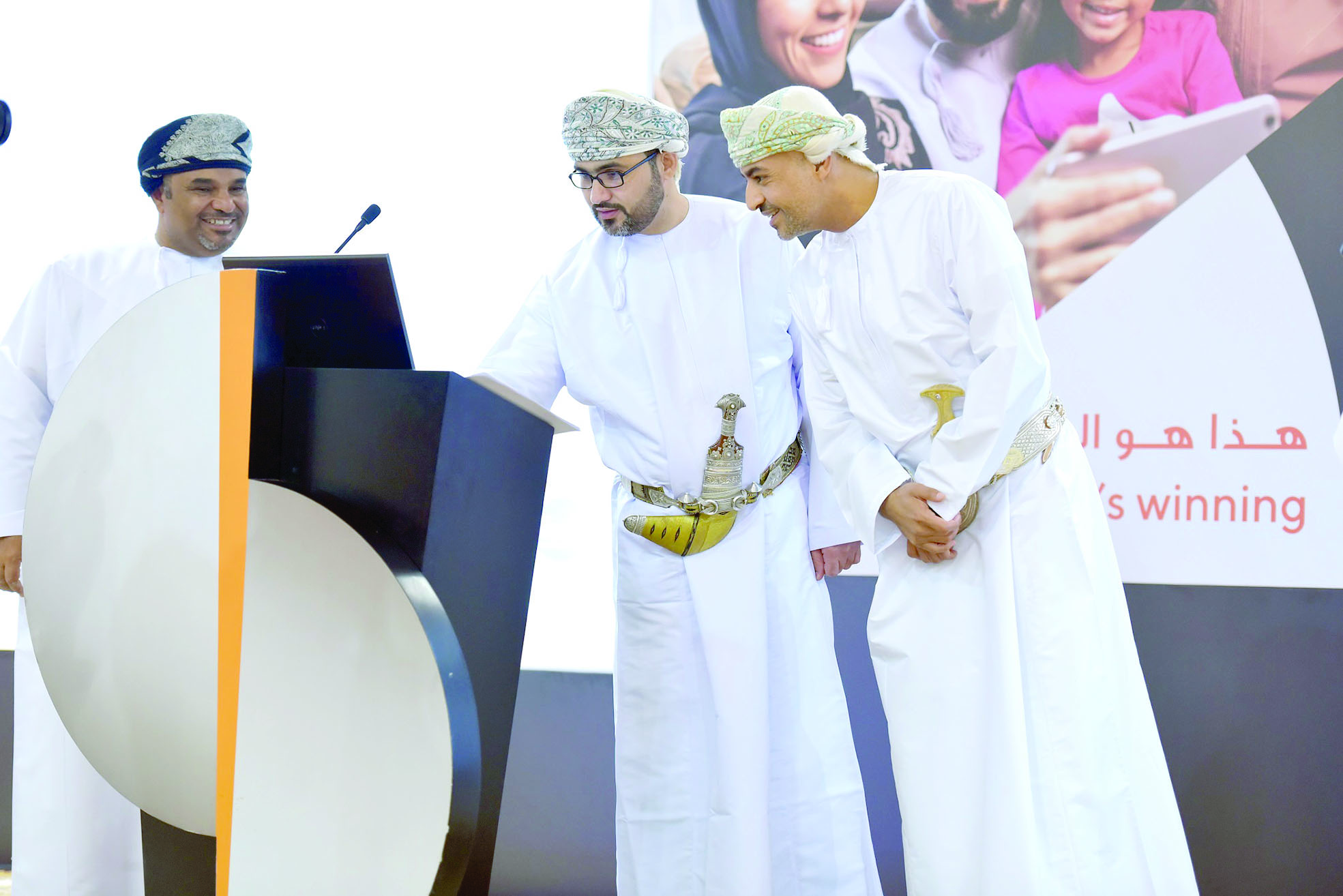 صحار الدولي يعلن الفائزين في السحوبات الشهرية