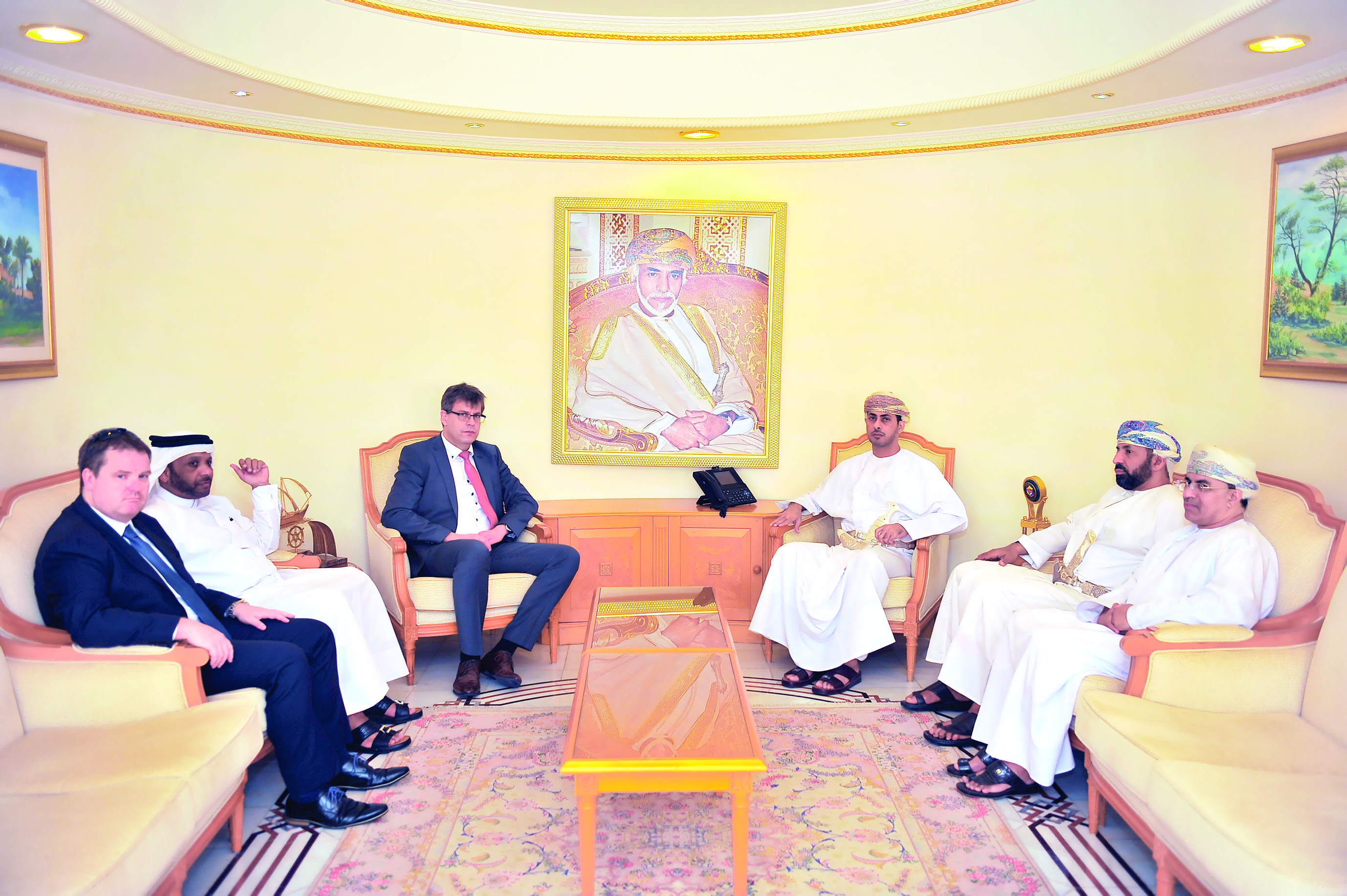 وزير الشؤون الرياضية يستقبل رئيس الاتحاد الدولي لكرة الطاولة