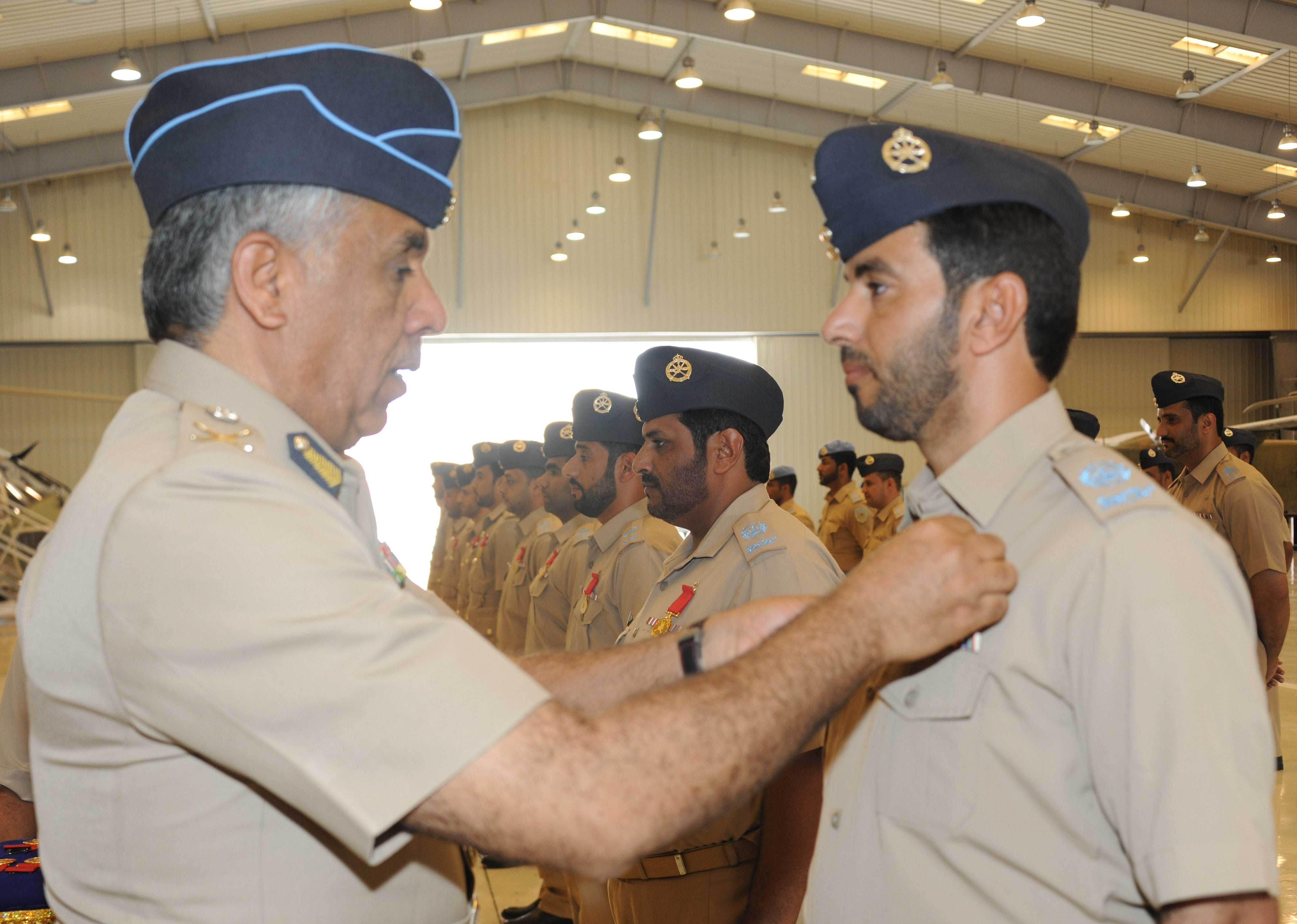 قائد سلاح الجو السلطاني العماني يكرم عدداً من المجيدين بقاعدتي ثـمريت و صلالة الجويتين