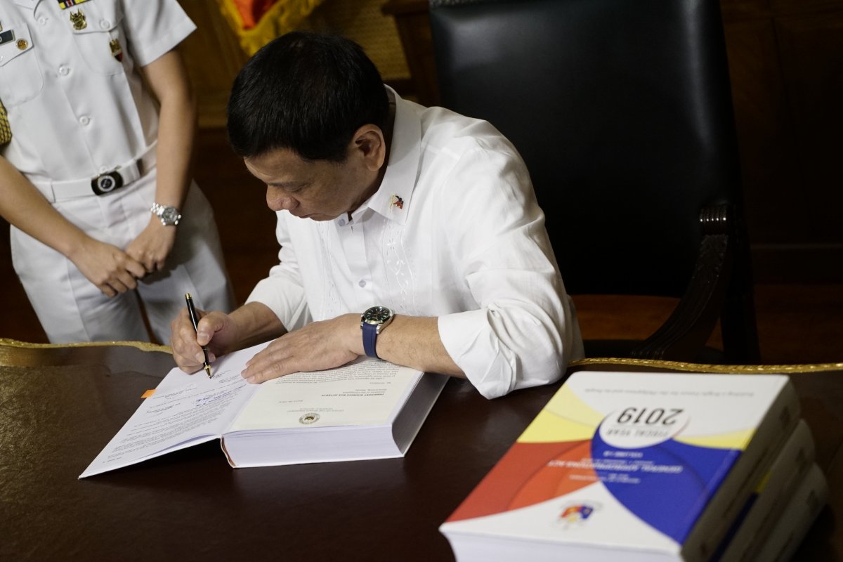 Duterte signs Philippines' 2019 national budget