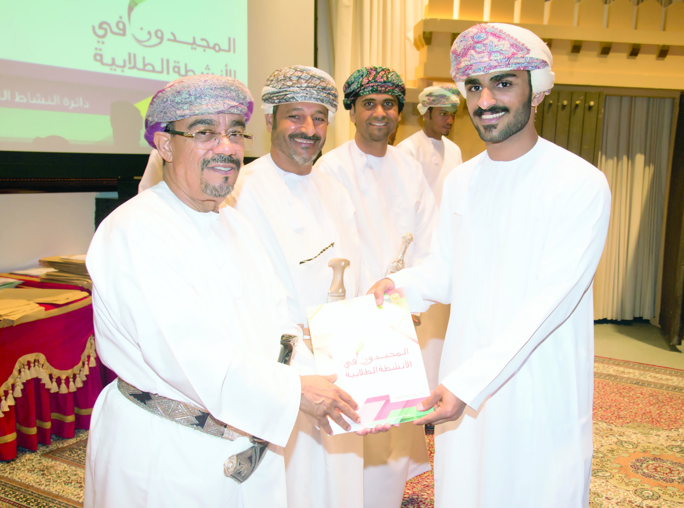 جامعة السلطان قابوس تكرم 323 طالبا وطالبة