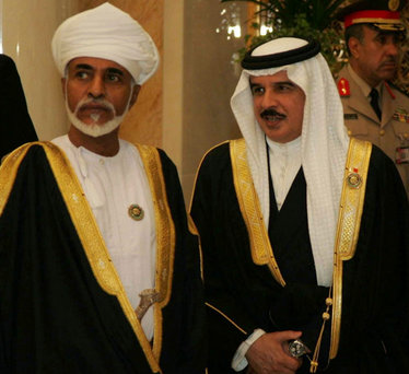 جلالة السلطان قابوس يعزي ملك مملكة البحرين