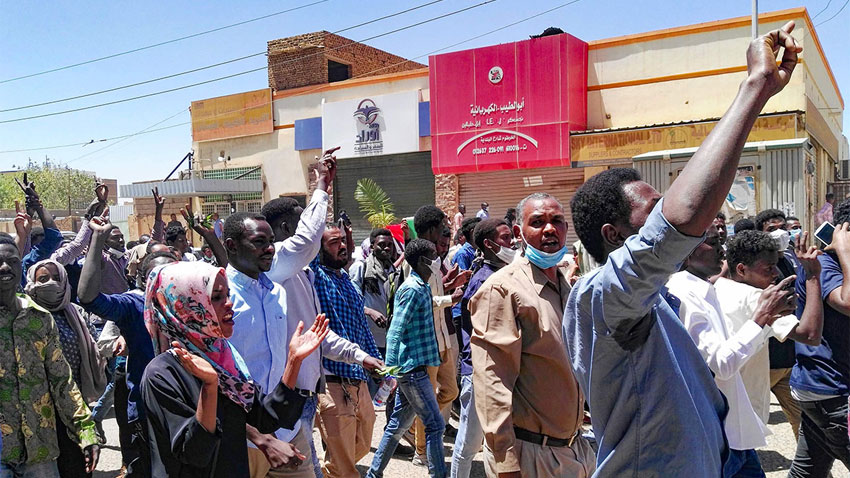 Thousands of protestors march toward Army HQ In Sudan