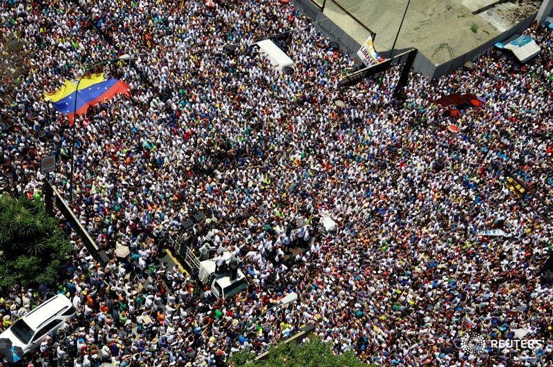 Supporters of Opposition, Maduro demonstrate in Caracas